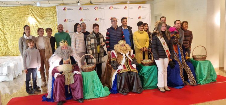 Els Reis Mags lliuren regals a Caixa Vinaròs