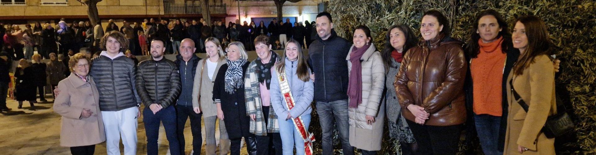 Sant Antoni: Actuació de les Camaraes, foguera i coquetes