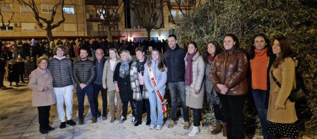 Sant Antoni: Actuació de les Camaraes, foguera i coquetes