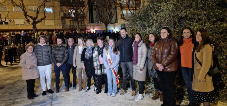 Sant Antoni: Actuació de les Camaraes, foguera i coquetes