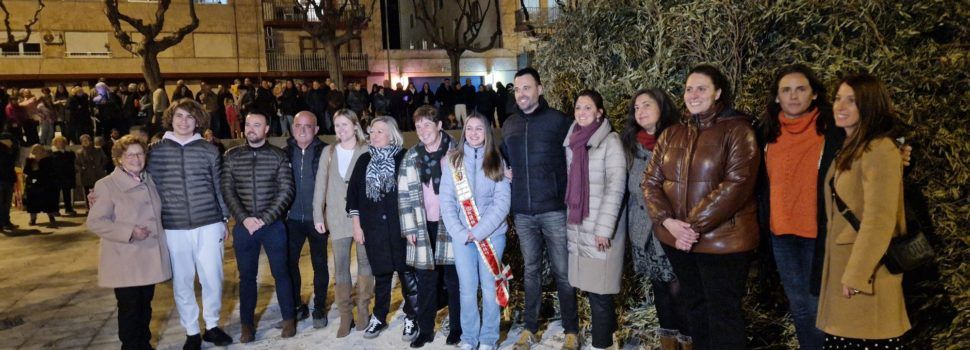 Sant Antoni: Actuació de les Camaraes, foguera i coquetes