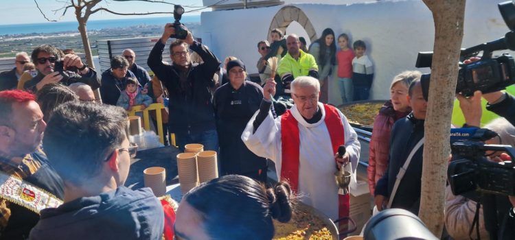 Benedicció i repartiment de l’arròs del dia del patró