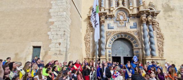 Hissada de la bandera del Carnaval
