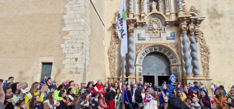 Hissada de la bandera del Carnaval