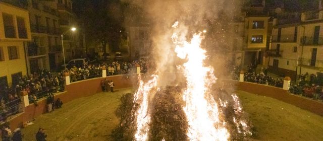 Espurnes i animals protagonitzen la nit de Sant Antoni a Benassal