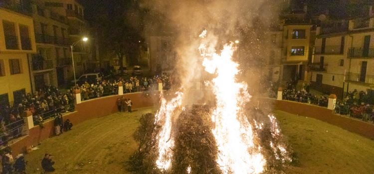 Espurnes i animals protagonitzen la nit de Sant Antoni a Benassal