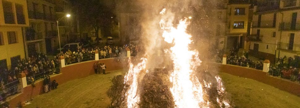 Espurnes i animals protagonitzen la nit de Sant Antoni a Benassal