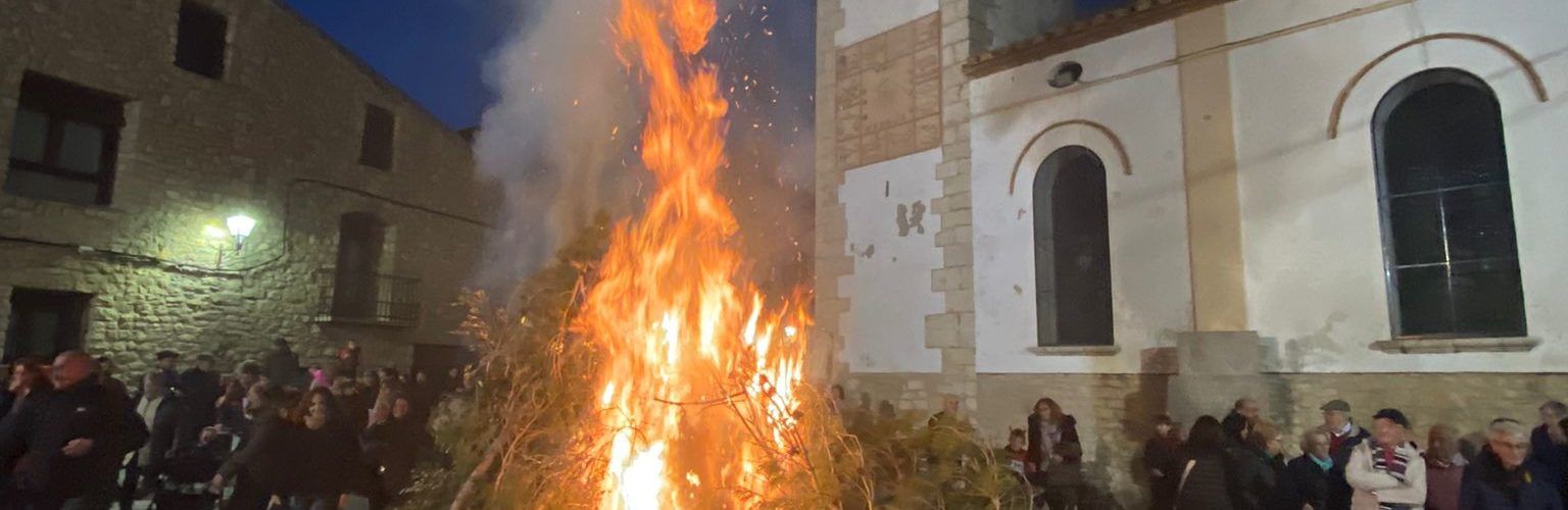 El foc de Sant Antoni il·lumina Tírig