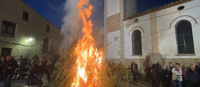 El foc de Sant Antoni il·lumina Tírig
