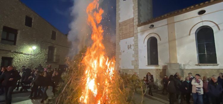 El foc de Sant Antoni il·lumina Tírig