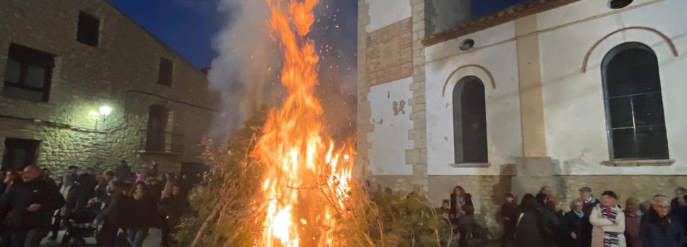 El foc de Sant Antoni il·lumina Tírig