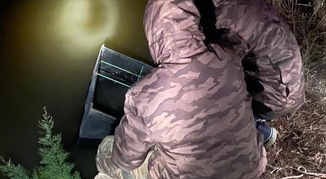 La Guardia Civil identifica y denuncia a dos personas instalando un arte para la captura furtiva de angulas en el Delta de l’Ebre