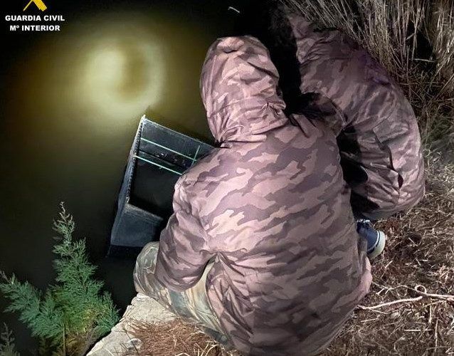 La Guardia Civil identifica y denuncia a dos personas instalando un arte para la captura furtiva de angulas en el Delta de l’Ebre
