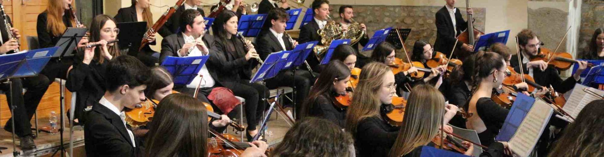 La Orquestra Clàssica de Benicarló llena el Antic Celler dels Miquel, dirigida por Mikael Celda