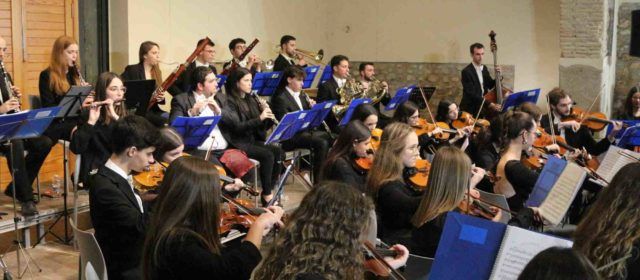 La Orquestra Clàssica de Benicarló llena el Antic Celler dels Miquel, dirigida por Mikael Celda
