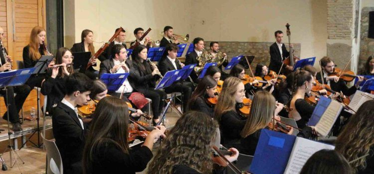 La Orquestra Clàssica de Benicarló llena el Antic Celler dels Miquel, dirigida por Mikael Celda