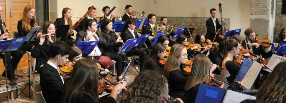 La Orquestra Clàssica de Benicarló llena el Antic Celler dels Miquel, dirigida por Mikael Celda