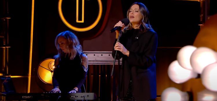 Angie Lófer actúa con Lorena Gómez en el homenaje a María Teresa Campos en RTVE