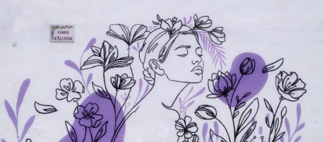 L’artista Eva Cutanda pinta a Càlig un mural contra la violència de gènere
