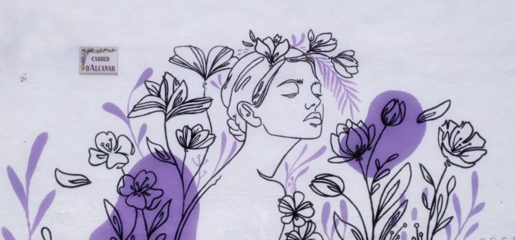 L’artista Eva Cutanda pinta a Càlig un mural contra la violència de gènere