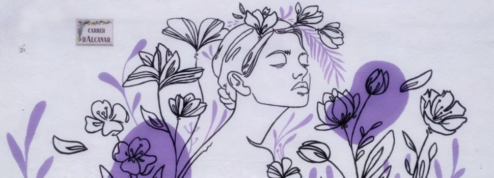 L’artista Eva Cutanda pinta a Càlig un mural contra la violència de gènere
