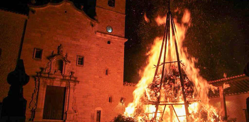 Castellfort crema la primera foguera de Sant Antoni de la comarca dels Ports
