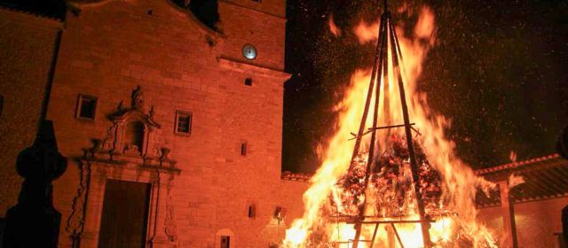 Castellfort crema la primera foguera de Sant Antoni de la comarca dels Ports