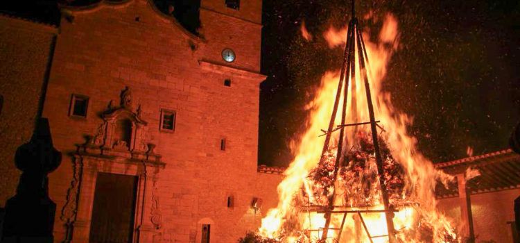 Castellfort crema la primera foguera de Sant Antoni de la comarca dels Ports
