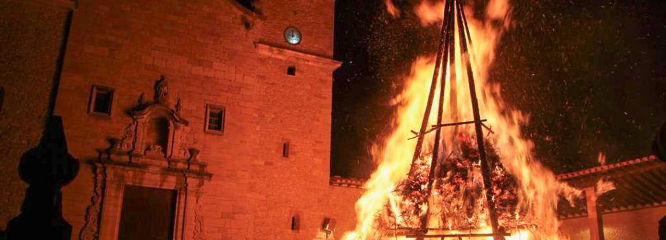 Castellfort crema la primera foguera de Sant Antoni de la comarca dels Ports