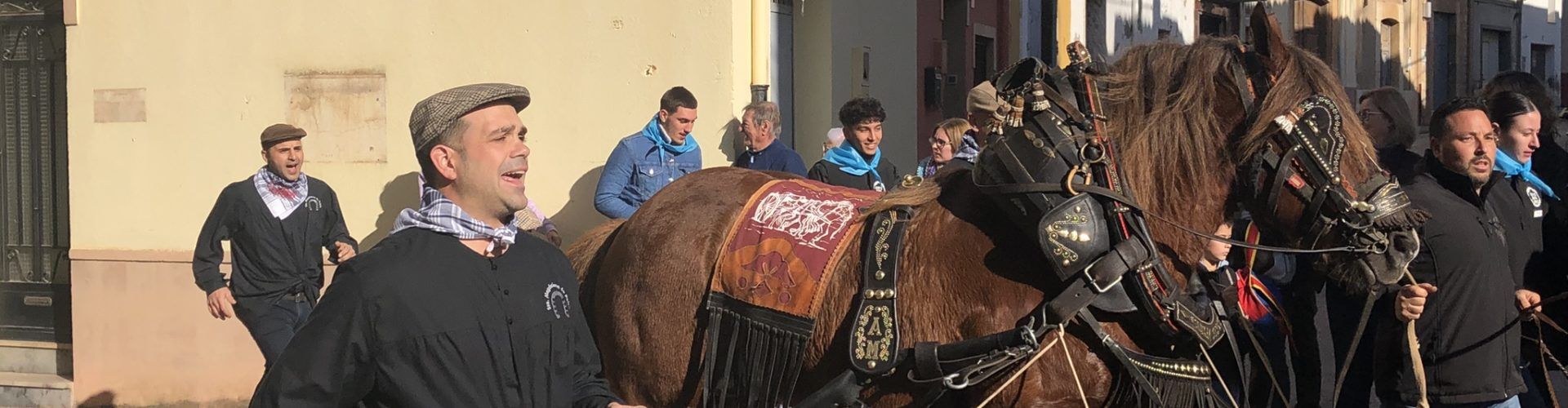 Santa Magdalena inicia Sant Antoni amb ‘l´Entrà’ del Pi dels Quintos i Quintes 