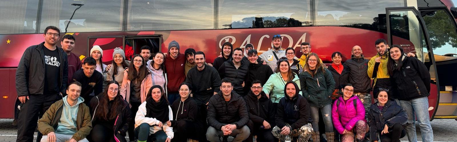 Una trentena de persones, veïnes de Càlig i Rossell gaudeixen d’un cap de setmana d’esquiada al Pirineu