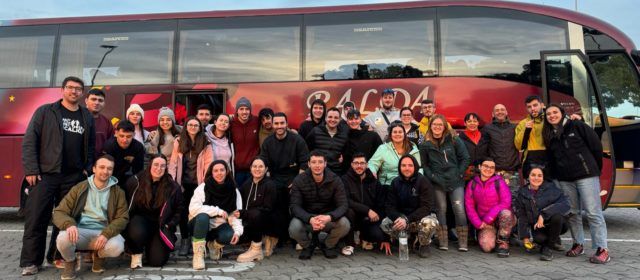 Una trentena de persones, veïnes de Càlig i Rossell gaudeixen d’un cap de setmana d’esquiada al Pirineu