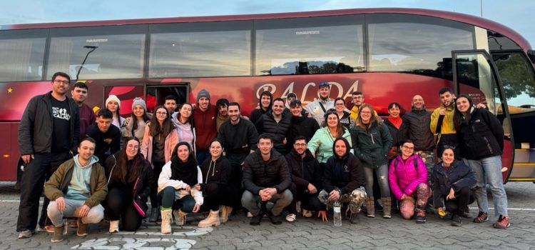 Una trentena de persones, veïnes de Càlig i Rossell gaudeixen d’un cap de setmana d’esquiada al Pirineu