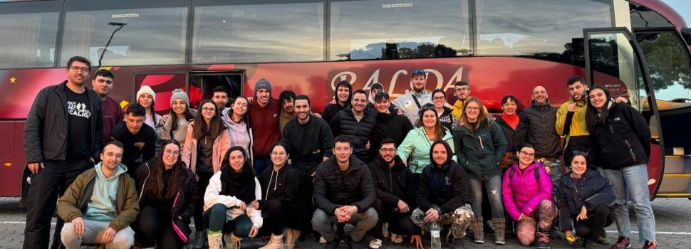 Una trentena de persones, veïnes de Càlig i Rossell gaudeixen d’un cap de setmana d’esquiada al Pirineu