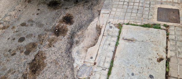 Fotos: mal estat del carrer Meseguer i Costa de Vinaròs