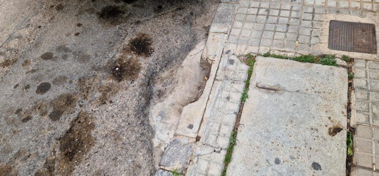 Fotos: mal estat del carrer Meseguer i Costa de Vinaròs
