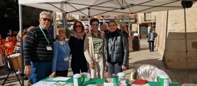 Paradeta informativa de l’associació contra el càncer de Vinaròs
