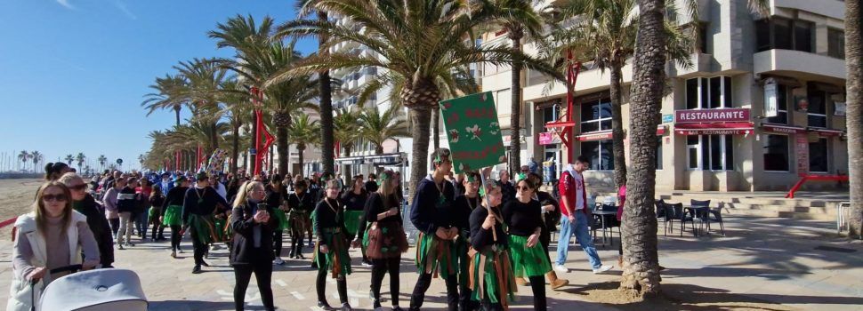El col·legi Baix Maestrat desfila pel passeig marítim de Vinaròs