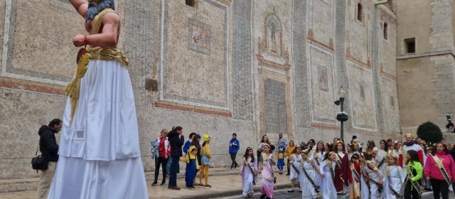 Vídeo i fotos d’una gran desfilada infantil del Carnaval 2024