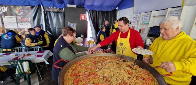 Fideuà per agafar forces per la segona desfilada