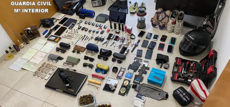 Un detenido en Benicarló por 37 robos en interior de vehículos, 2 hurtos, 11 delitos de daños y cultivo y elaboración de drogas