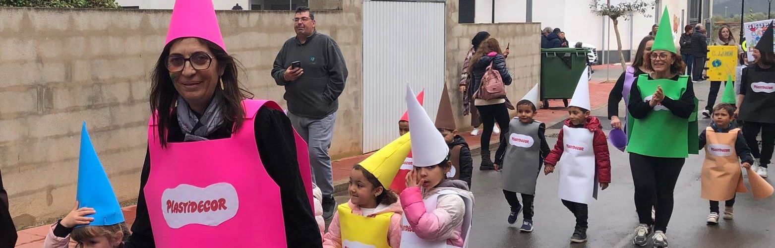 El CEIP Alberto Selma lluïx gran part del material escolar en la seua desfilada de Carnestoltes