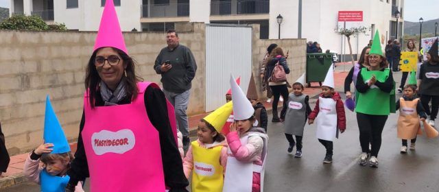 El CEIP Alberto Selma lluïx gran part del material escolar en la seua desfilada de Carnestoltes