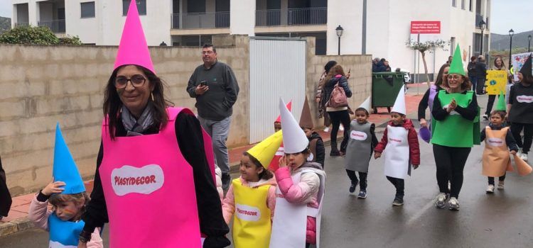 El CEIP Alberto Selma lluïx gran part del material escolar en la seua desfilada de Carnestoltes