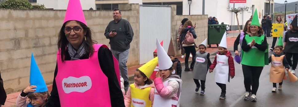 El CEIP Alberto Selma lluïx gran part del material escolar en la seua desfilada de Carnestoltes