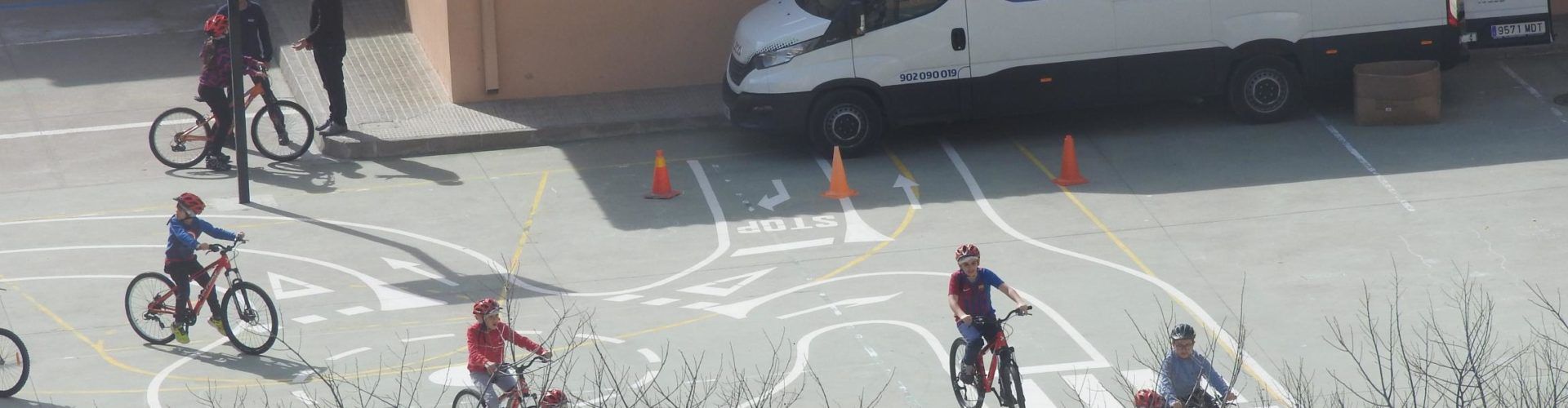 Els escolars aprenen a anar en bici