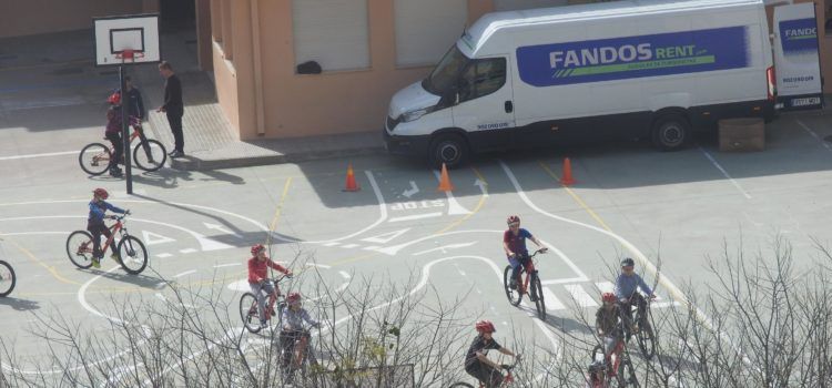 Els escolars aprenen a anar en bici