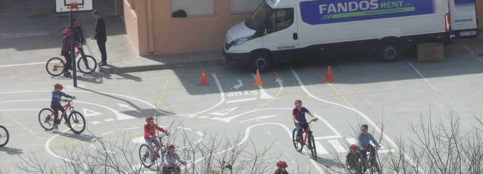 Els escolars aprenen a anar en bici