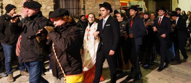 El foc il·lumina la festa de Sant Antoni en Portell