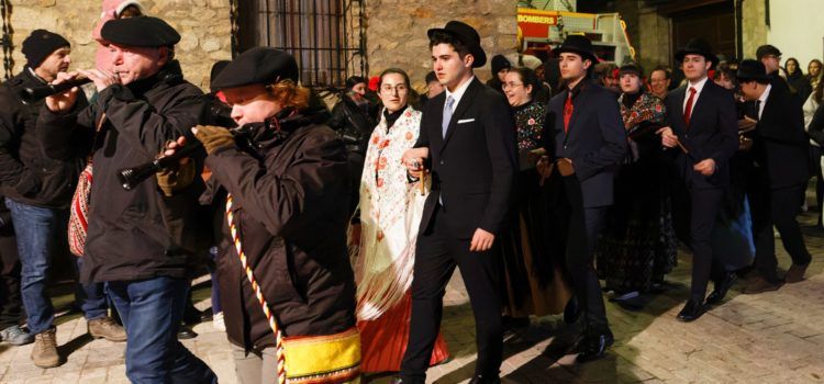 El foc il·lumina la festa de Sant Antoni en Portell